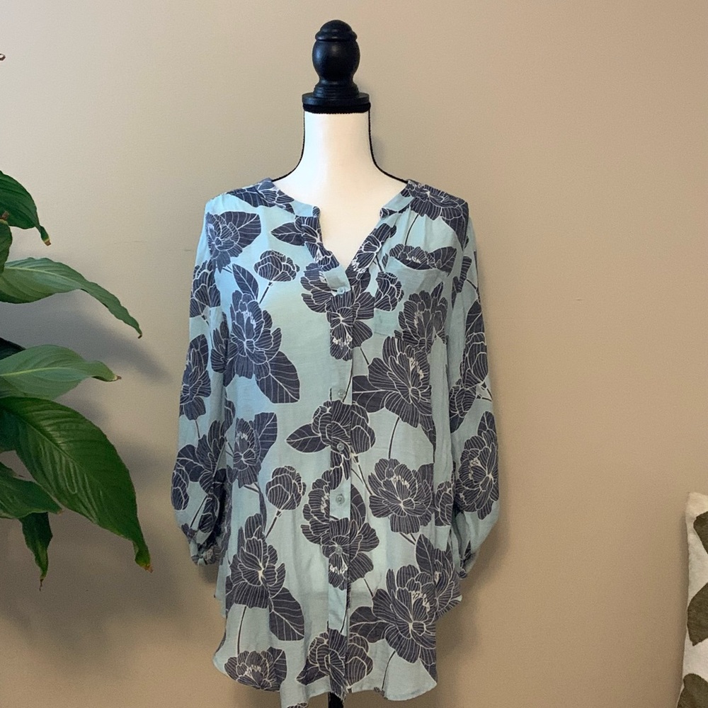 D O N A T E D 
Zac & Rachel Blue Floral Blouse sz lg euc B59